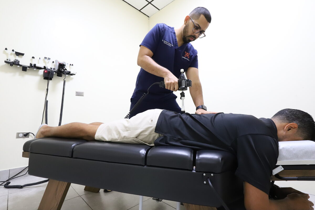 Dr. Jonathan Pesante Vélez, D.C. realizando un ajuste quiropráctico en SpineHarmony